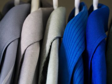 Ubrania wiszące w garderobie