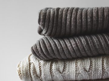 Stos złożonych, szarych swetrów