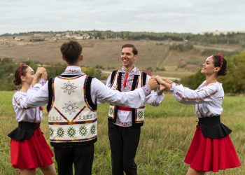 tańczący ludzie w góralskich strojach