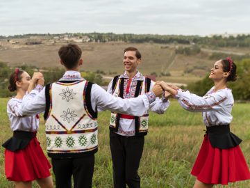 tańczący ludzie w góralskich strojach