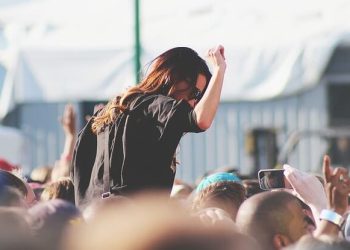 Dziewczyna bawiąca się na koncercie