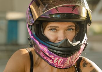 kobieta w kasku motocyklowym