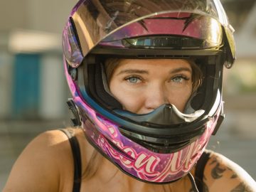 kobieta w kasku motocyklowym